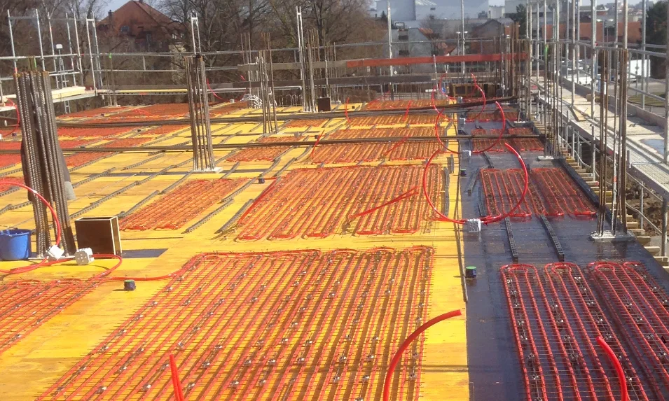 Betonkernaktivierung mit Rohrleitungen zum Heizen und Kühlen im Neubau