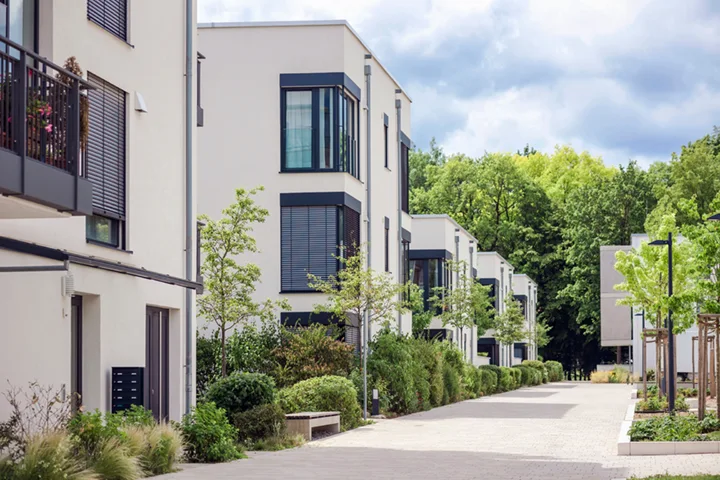 Fußbodenheizung im Wohngebäude für gleichmäßige Wärme und hohen Wohnkomfort