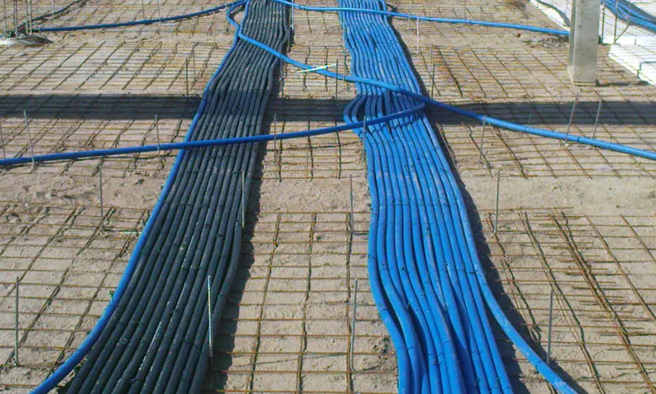 Geothermie-Leitungen im Erdreich für nachhaltige Heizsysteme