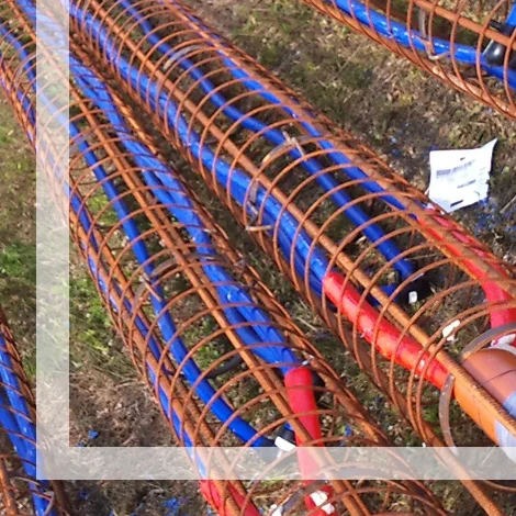 Geothermiepfahl mit verlegten Leitungen auf Baustelle