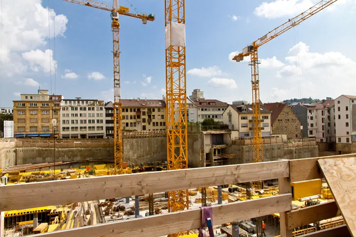 Baustellenfoto mit Geothermiepfählen und integrierter Energiegewinnung
