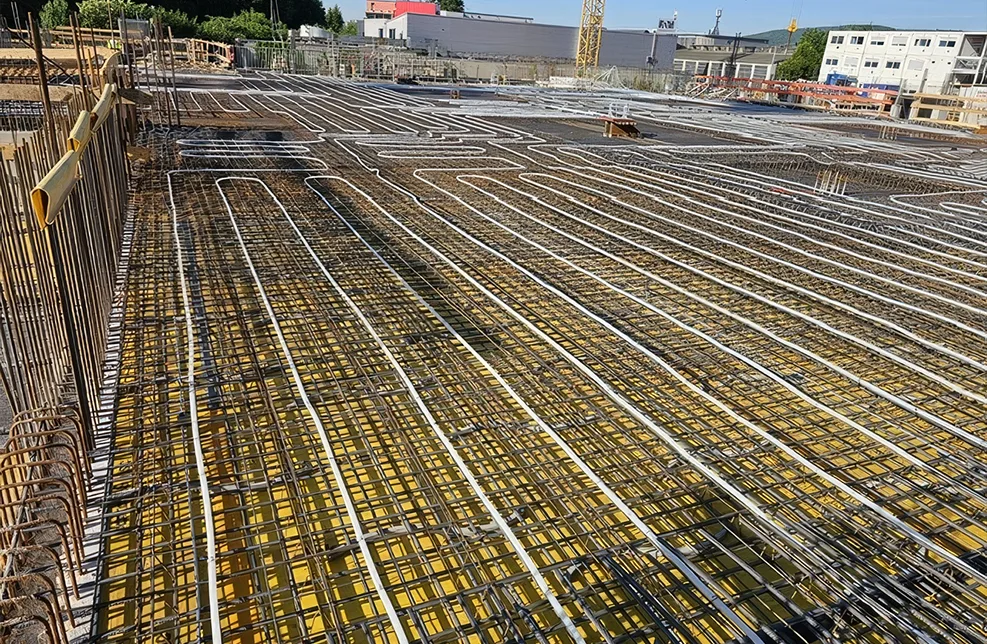 Industrieflächenheizung mit Rohrleitungen für große Produktionshallen