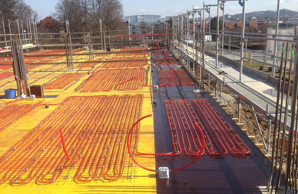Oberflächennahe Betonkernaktivierung für flexible Bauprojekte