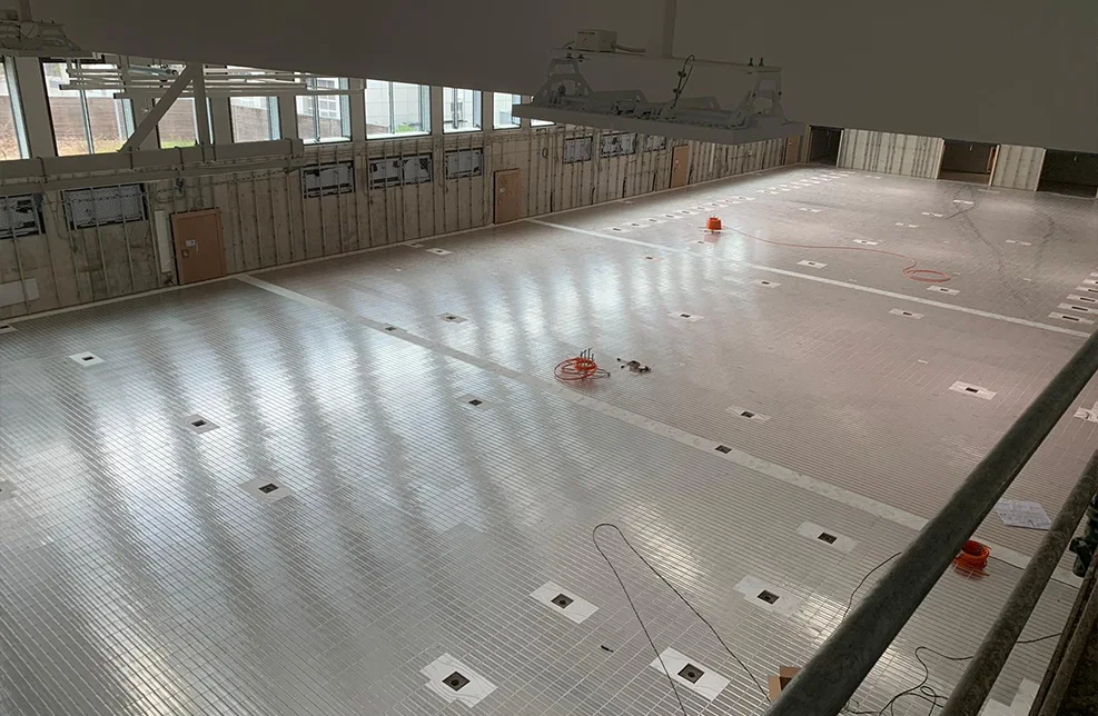 Sportbodenheizung in einer Mehrzweckhalle mit gleichmäßiger Wärmeverteilung
