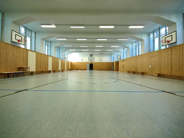 Sportbodenheizung in einer Turnhalle mit Holzverkleidung für gleichmäßige Wärme