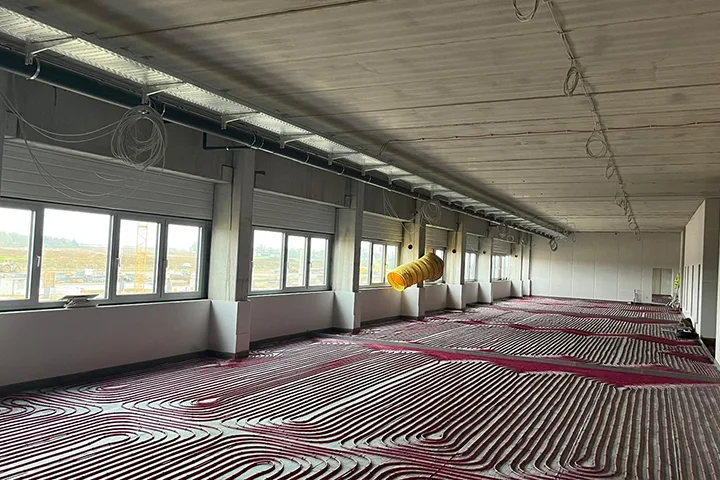 Installation von Flächenheizung in einer Halle