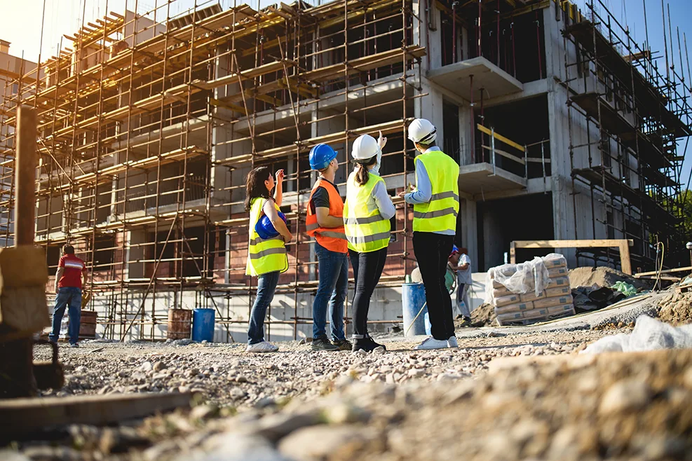 Bauträger und Projektentwickler vor einer Baustelle